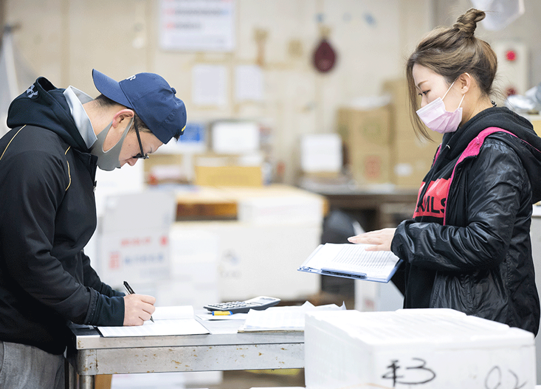 笑顔のスタッフたちの写真